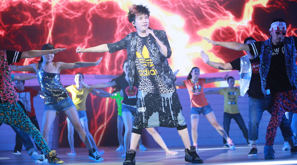 著名歌手大張偉演唱《奮斗》、《什么都不必說(shuō)》