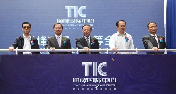 現(xiàn)場(chǎng)舉行推桿開(kāi)門儀式