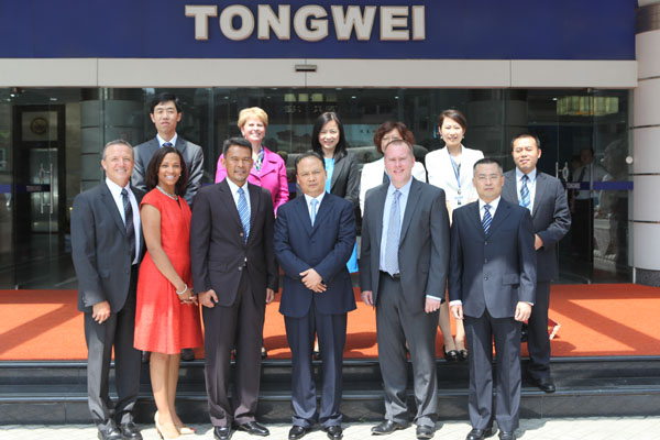 集團董事局劉漢元主席（中）、副總裁胡榮柱（右一）與麥當勞考察團合影留念